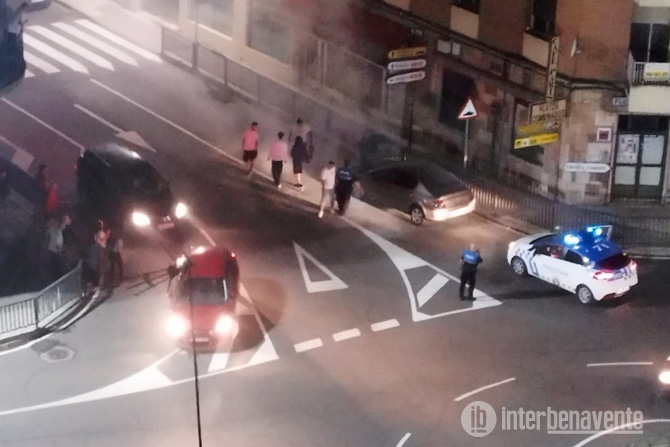 un coche rodeado de los bombreros y coches policiales
