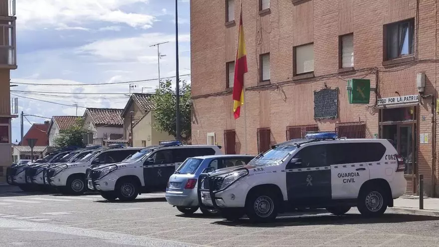 un cuartel de la policia con coches policiales